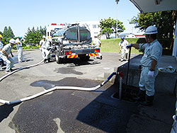 中継地点の塩竈市で給水タンク車へ注水（日本水道協会東北地方支部主催の合同訓練）