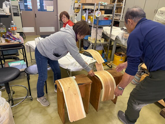 経木に加工されたカツラ（令和７年11月10日）写真