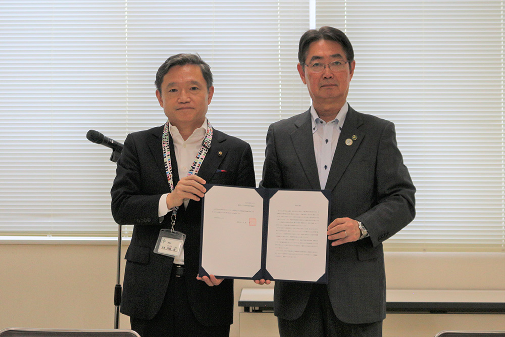 市長から経営審議会会長（小川智氏）に諮問書を手渡しました。