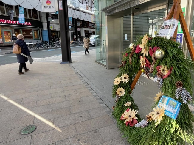 街なかに展示されているリース（直径約１メートル）