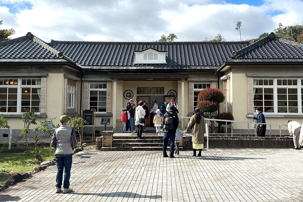 昭和初期に建てられた水道記念館に入る参加者のみなさん